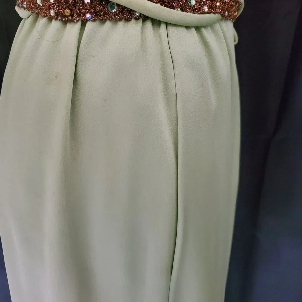 Victor Costa beautifully tailored